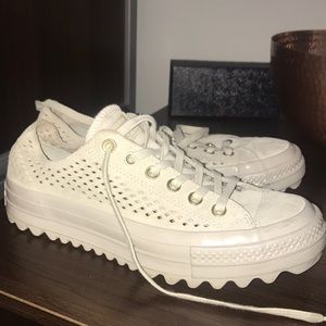 Size 8.5 worn once converse !
